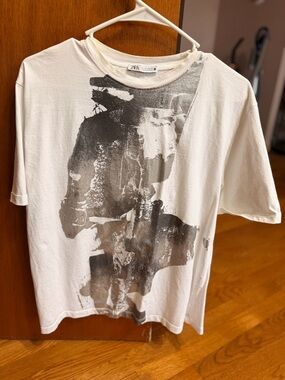 Zara Off-White Short-Sleeve Tee with Abstract Gray Print